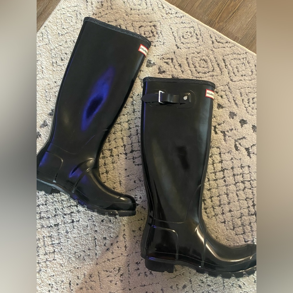 Hunter Women's Original Tall Gloss Rain Boots, size 8.